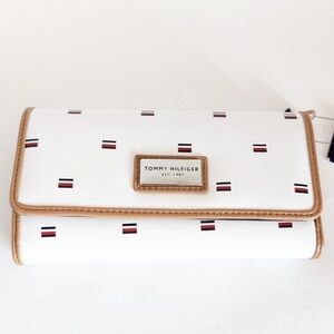 BNWT Tommy Hilfiger Long Wallet